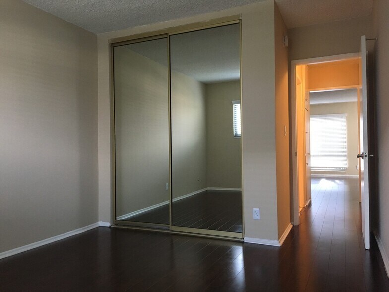 Building Photo - 12142 Burbank Blvd