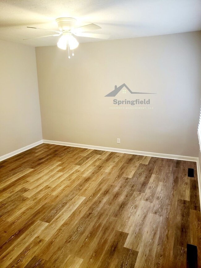 Building Photo - Cute Bunglo Style,  2 Bed Rooms, 1 Bath, 1 Car Garage w/ Opener