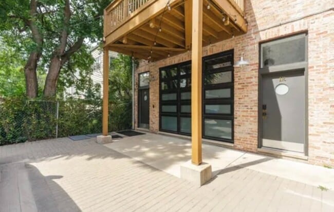 Building Photo - Gorgeous 2 bed 2 bath in the Uptown area