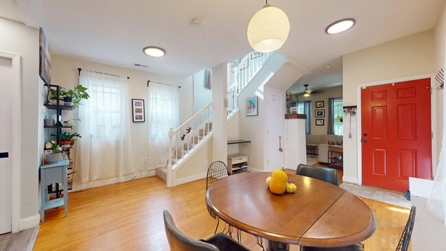 Building Photo - 1328 Morris Rd SE