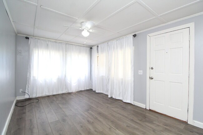 Building Photo - Molino 2/1 Cottage with Hardwood Floors, Sunroom & Carport