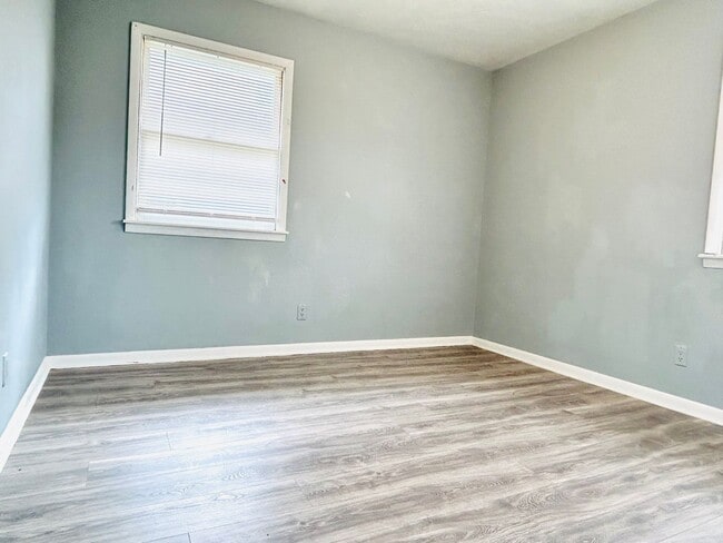 Building Photo - Adorable Duplex