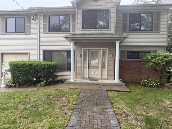 Primary Photo - 1357 Kew Ave