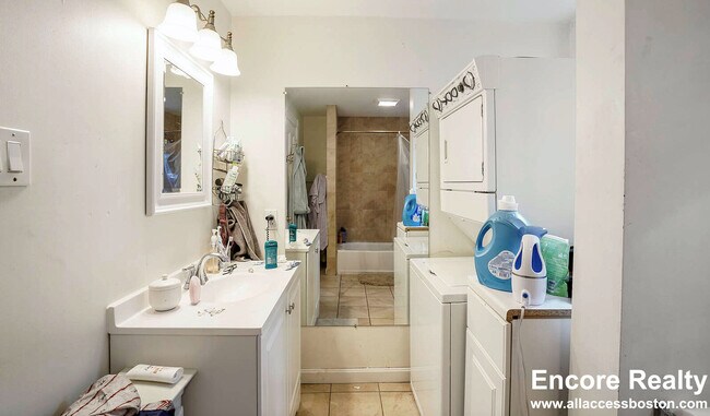 Building Photo - 13 Sachem St