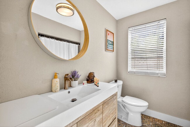 Building Photo - 2705 N Poplar Ave