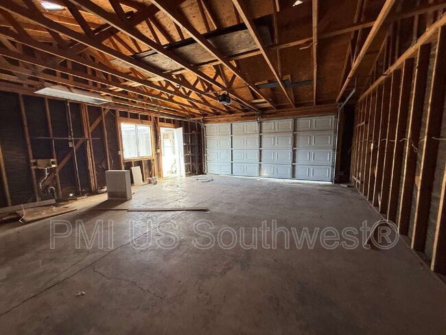 Building Photo - 664 Honeysuckle Rd