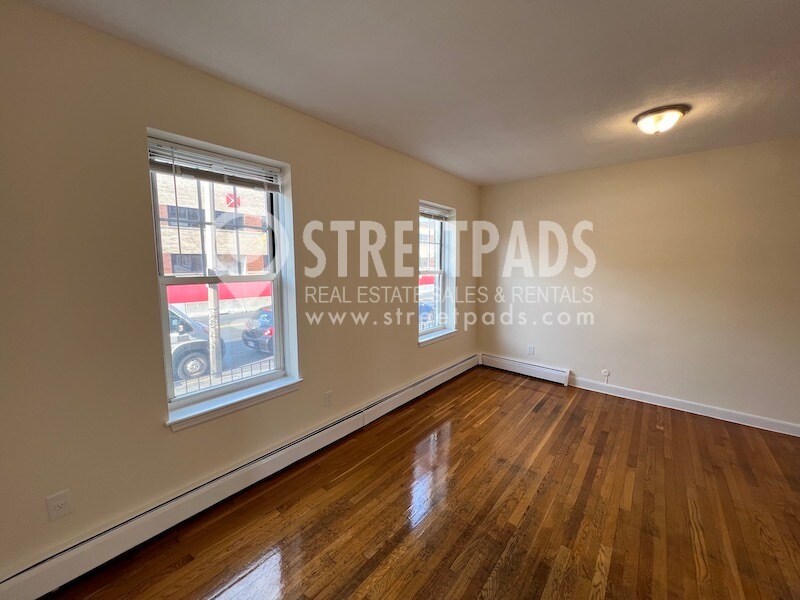 Building Photo - 172 N Beacon St