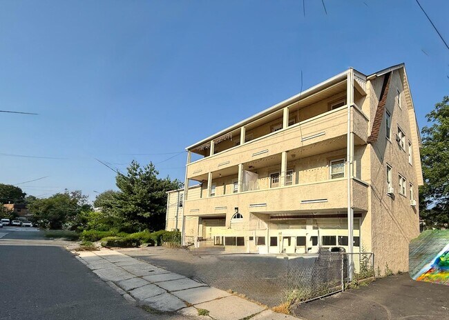 Building Photo - 911 Lester Ave