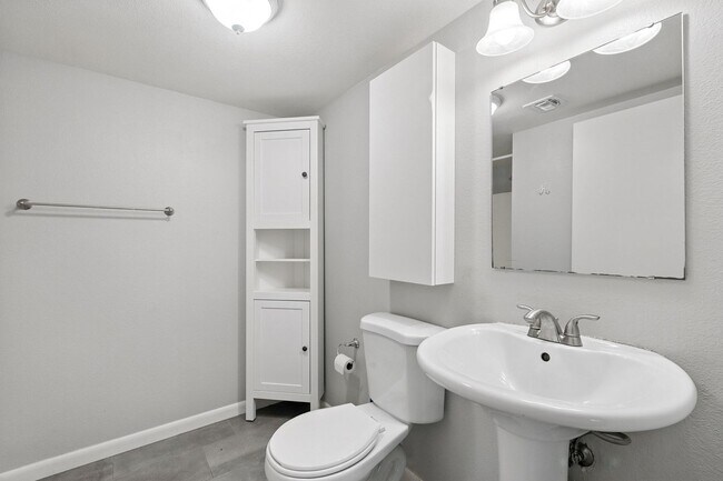 Building Photo - Walking Distance to ASU!