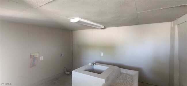 Building Photo - 1608 E McDonald Ave