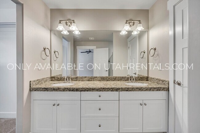 Building Photo - 874 S Aspen Wy