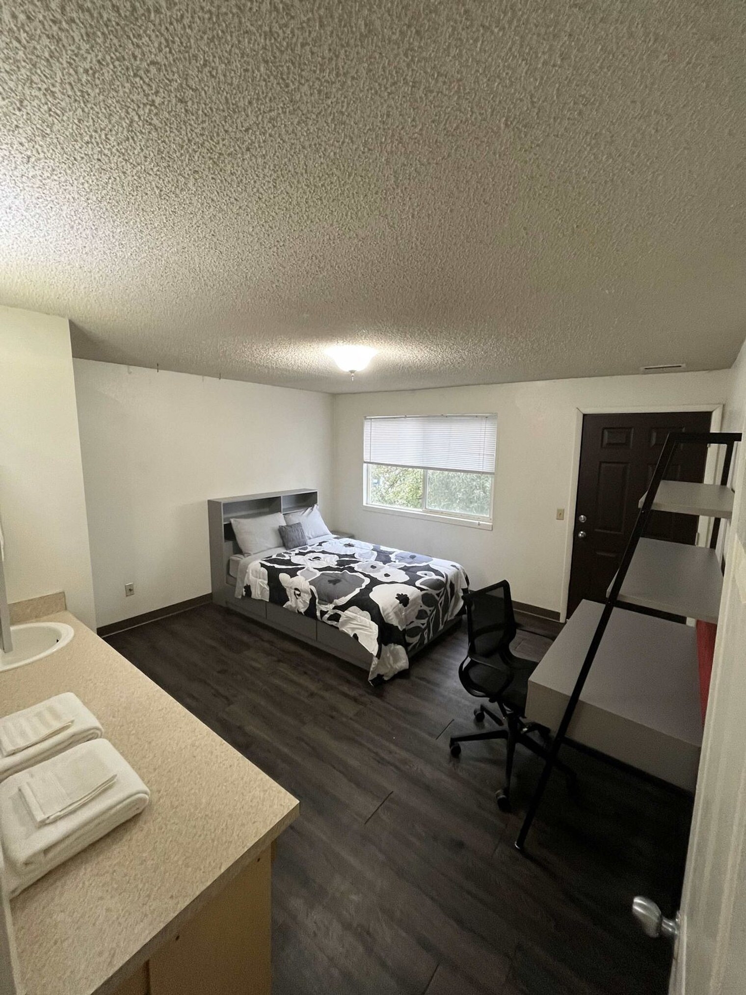 Building Photo - 1555 NE Merman Dr