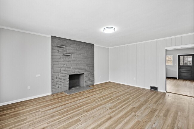 Building Photo - Stunning 3 bed, 2 bath home in East Hills available August 1!