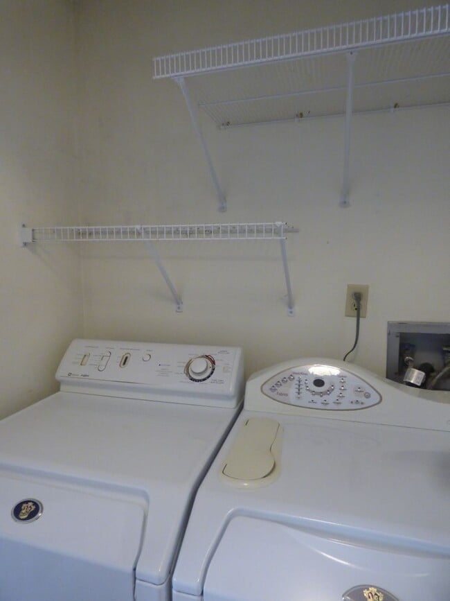 Building Photo - COMING SOON! Beautiful All Electric Townhome! Converted Garage, W/D, Small Pets Ok!