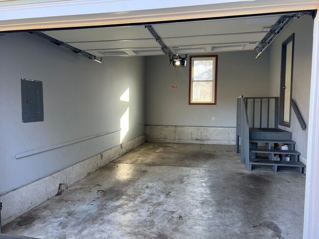 Building Photo - AVAILABLE NOW! Walking Distance to Silver Springs Park