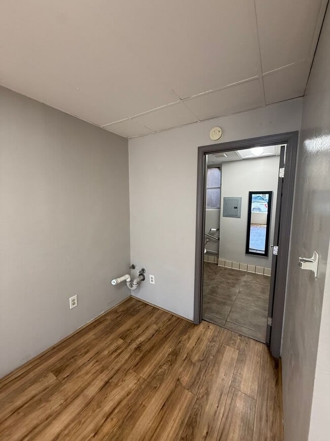 Building Photo - 518 Center St