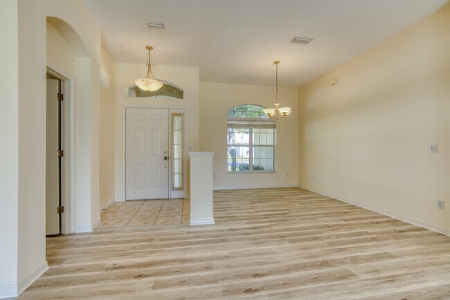 Building Photo - 704 Captains Dr
