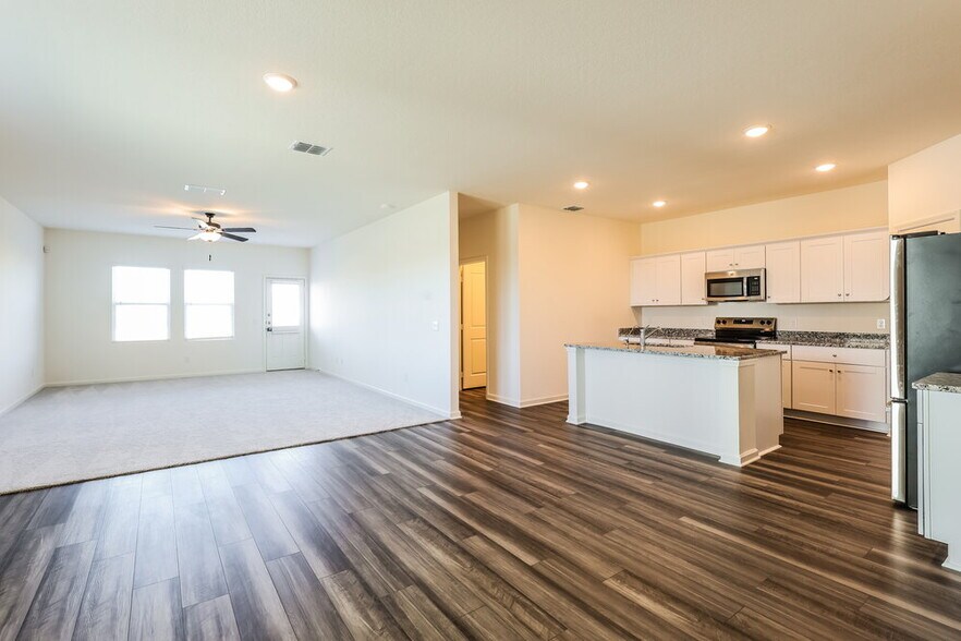 Building Photo - 5717 Texas Palm Dr