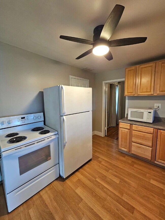 Building Photo - 3-Bedroom Shelby Twp Home on Spacious Lot with Large 2 Car Garage. Laminate Flooring on Main Floo...