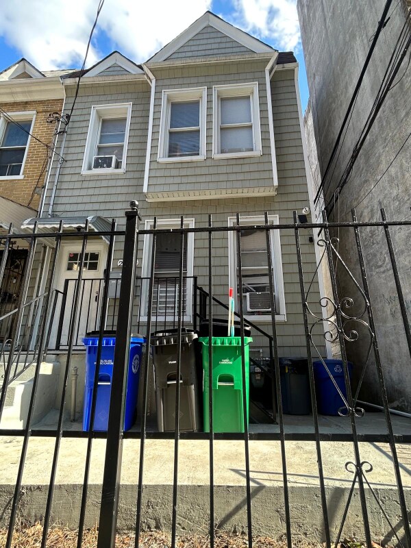 Building Photo - 2194 Bathgate Ave