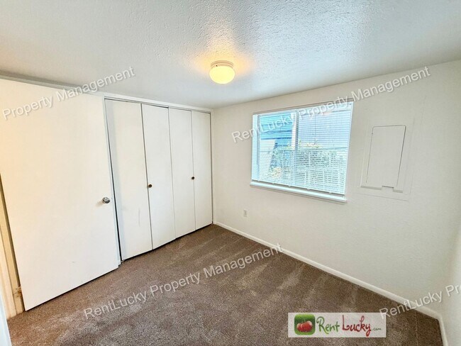 Building Photo - Amazing 3 Bedroom Home in Beacon Hill with Extra Parking and Great Layout!