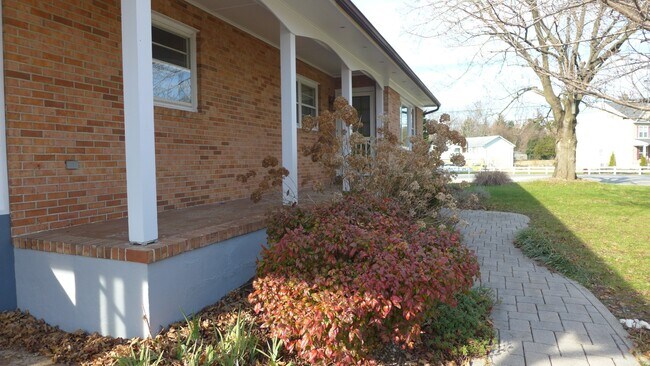 Building Photo - 93 Great Lake Dr