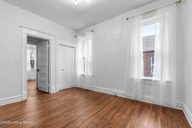 Building Photo - 409 W Gaulbert Ave