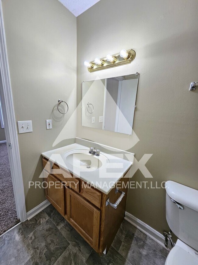 Building Photo - 3 Bd | 2 Ba Top Floor Condo in West Knoxville!