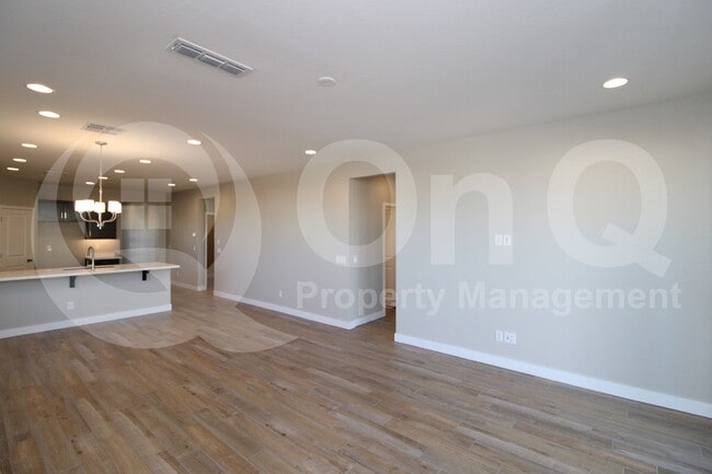 Building Photo - 5716 S Romano