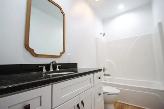 Building Photo - 907 Honeysuckle Ln