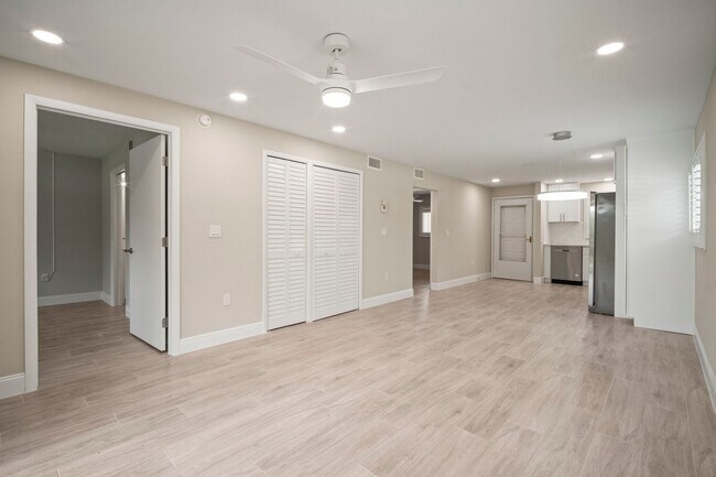 Building Photo - Nicely Renovated 2 bedrooms 2 bathrooms Co...