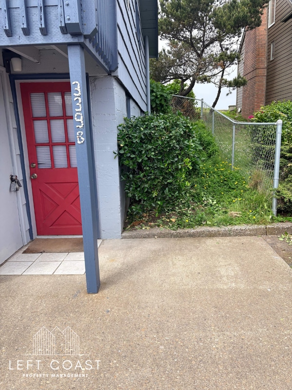 Building Photo - 339 SW Ebb Ave