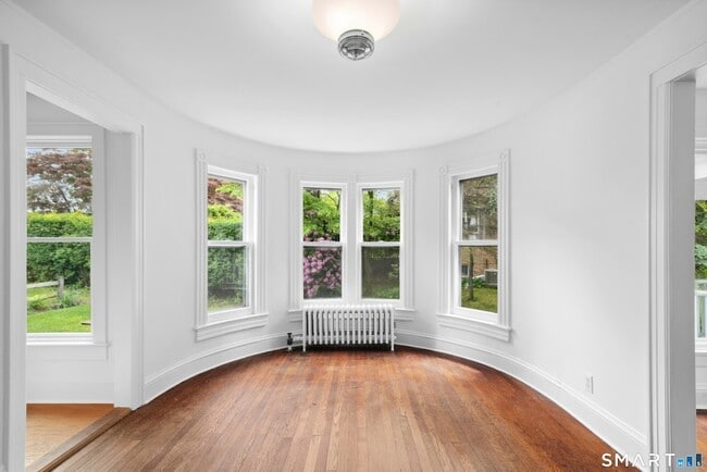 Building Photo - 290 Soundview Ave
