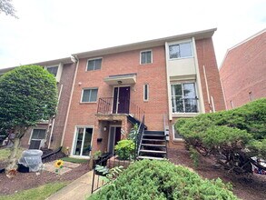 Building Photo - Charming Townhome in Prime Annandale Location