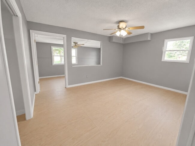 Building Photo - 227 Live Oak Ln