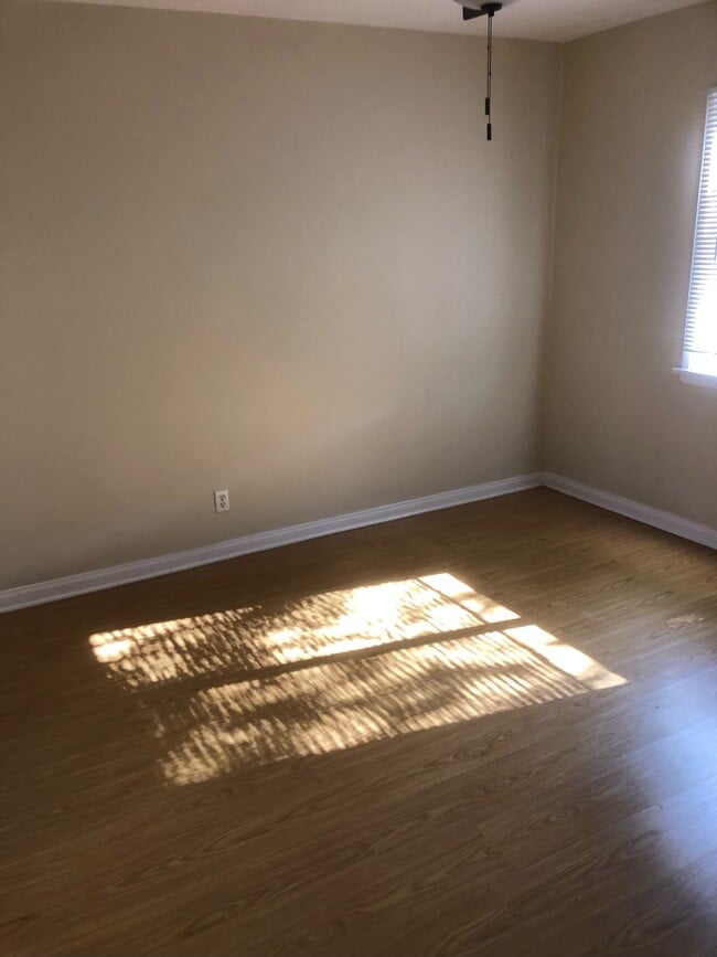 BR - 1745 N Hollywood Way