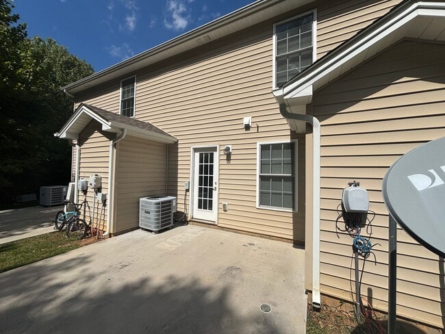 Building Photo - 3 Bedroom Townhouse in Tavern Grove