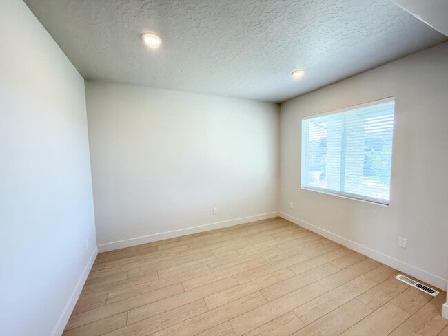 Building Photo - 414 W Snowberry Dr