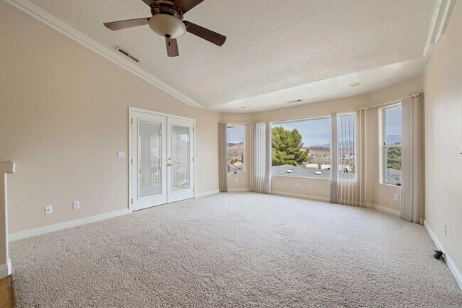 Building Photo - 4 Bedroom Home with Scenic Views