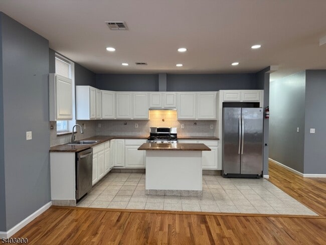 Building Photo - 610 Devon St