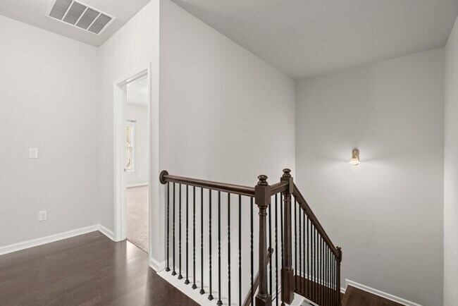 Building Photo - Townhouse - 4 Beds - 4 Bath