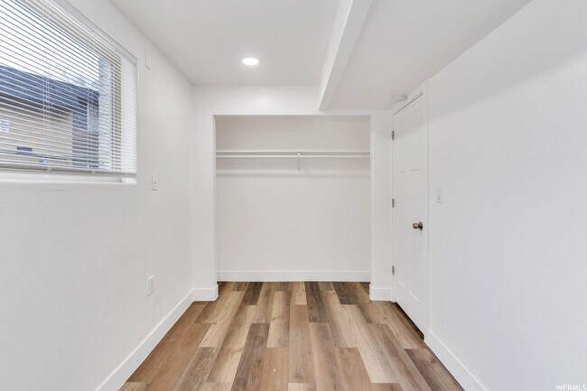 Building Photo - Ground Level 3 Bed 1 bath apartment!