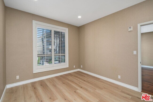 Building Photo - 117 S Clark Dr
