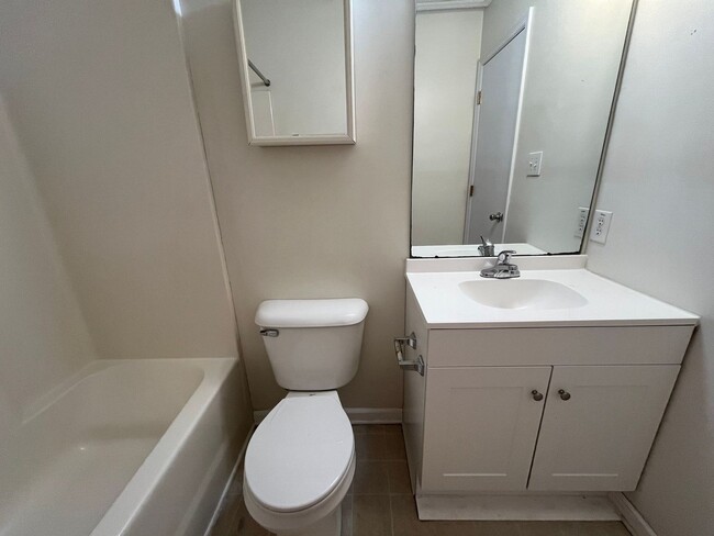 Building Photo - End Unit Townhouse, 3 Bed, 3 Bath