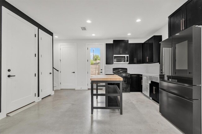 Building Photo - 408 W Odell St