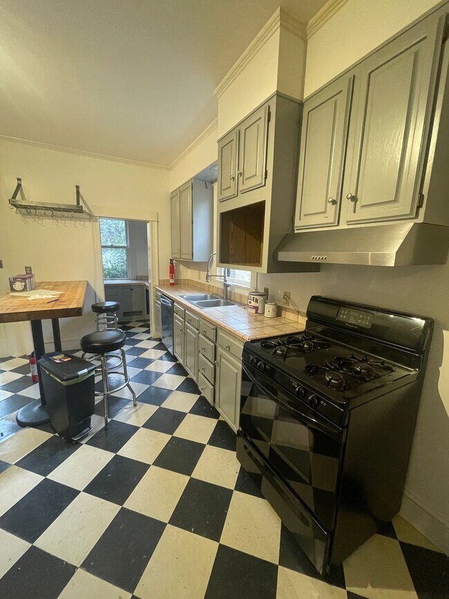 Building Photo - 2002 NE 13th Ave