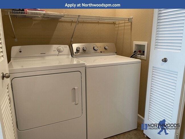 Building Photo - Nice 2 bed/2bath Townhome Located in White City