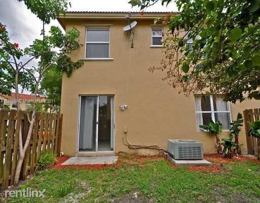 Building Photo - 3 br, 2.5 bath Townhome - 13596 NW 9th Ct