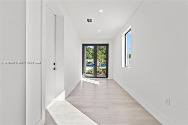 Building Photo - 740 NW 24th Ct