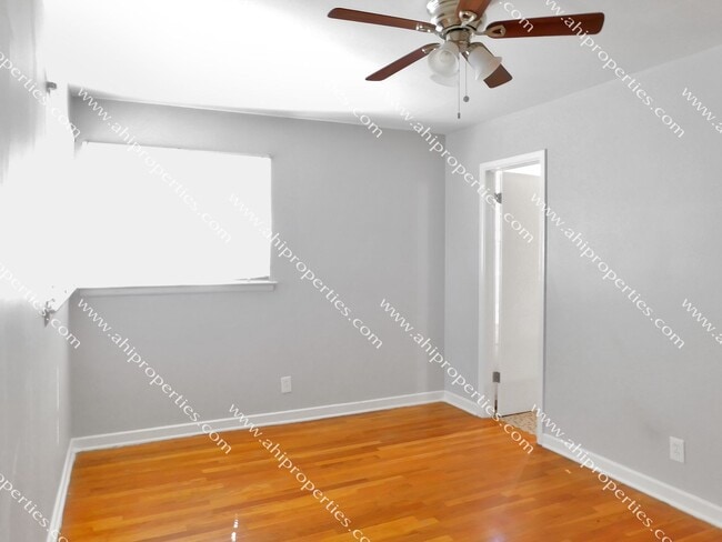 Building Photo - 3520 Royal Crest Dr